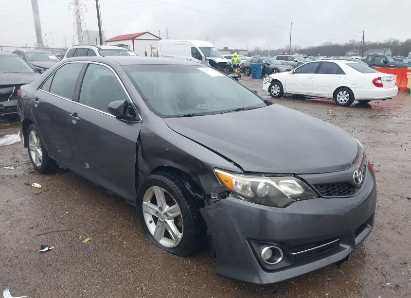 2014 Toyota Camry SE (VIN 4T1BF1FK0EU435988) main photo
