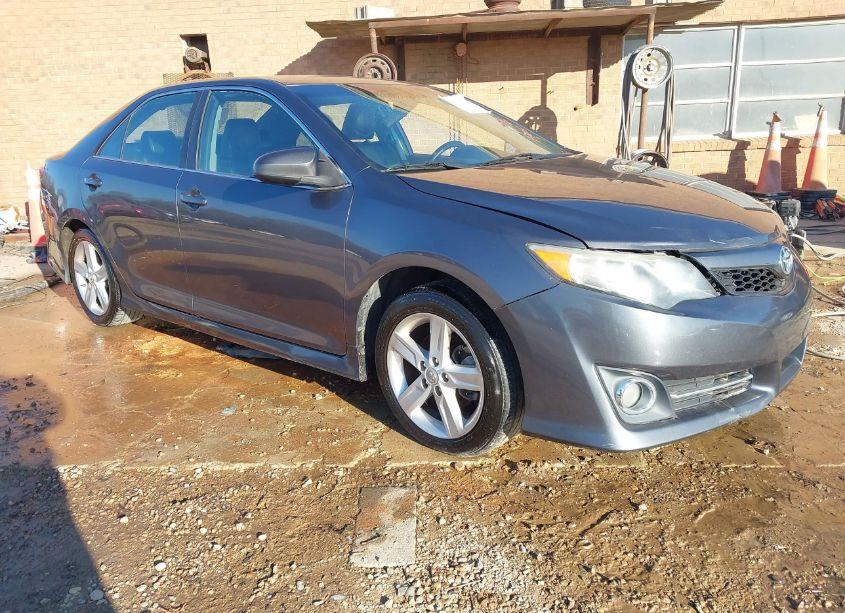2014 Toyota Camry SE (VIN 4T1BF1FK0EU439264) main photo