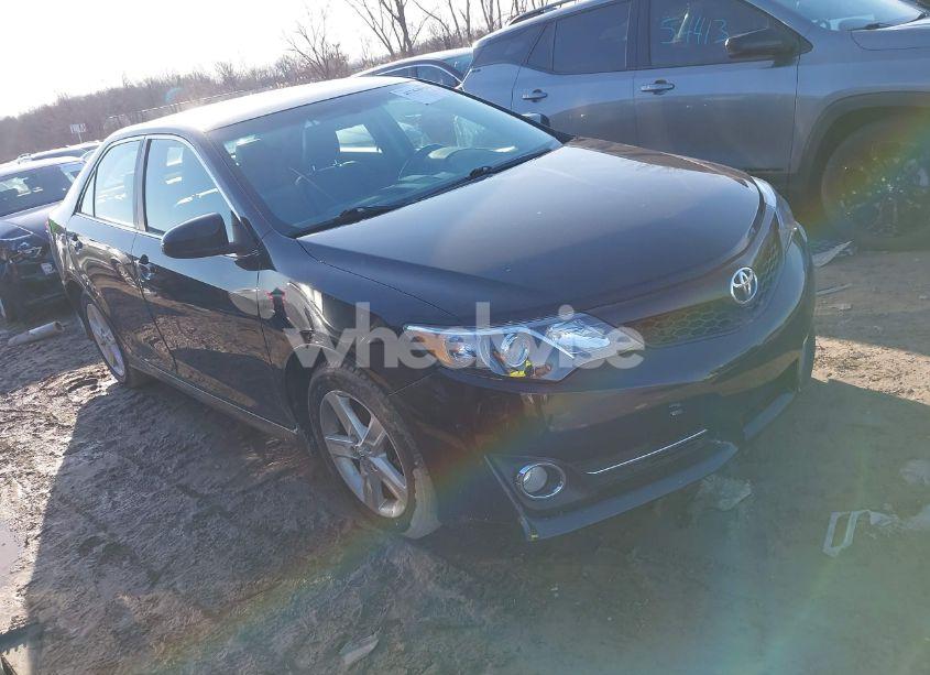 2014 Toyota Camry SE (VIN 4T1BF1FK0EU462463) main photo