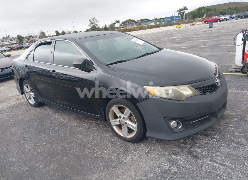 2014 Toyota Camry SE (VIN 4T1BF1FK0EU735501) main photo