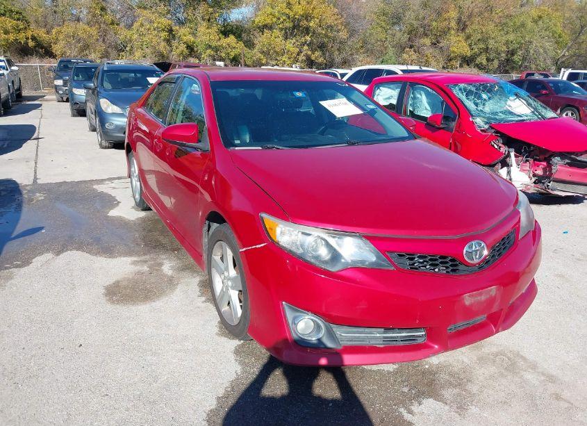2014 Toyota Camry SE (VIN 4T1BF1FK0EU753187) main photo