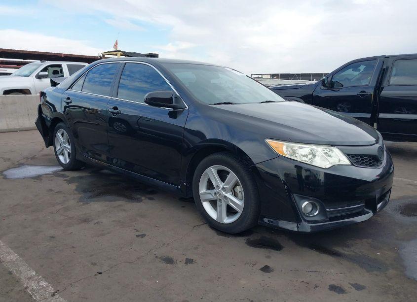 2014 Toyota Camry SE (VIN 4T1BF1FK0EU763038) main photo