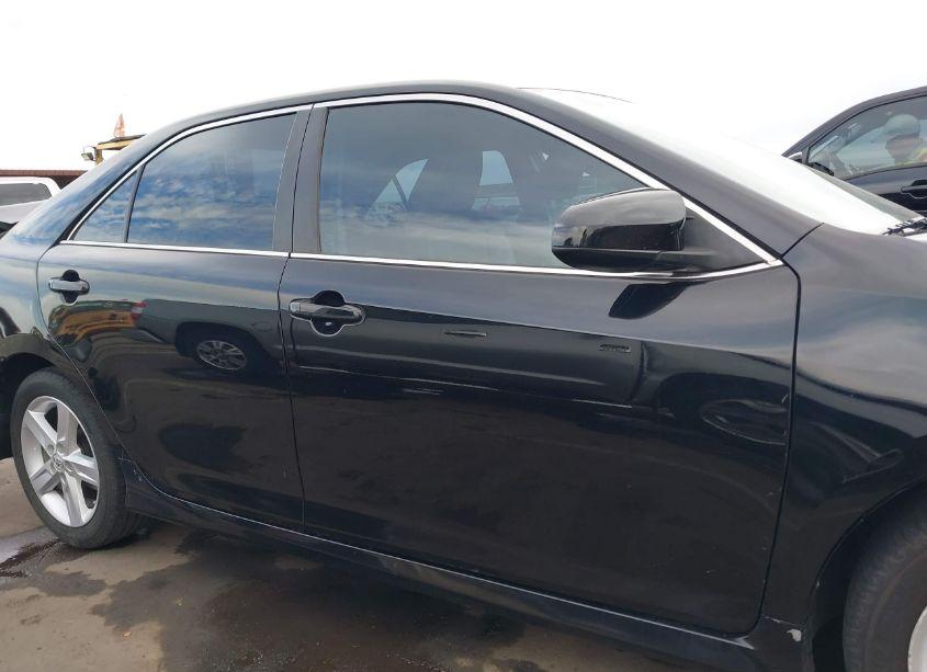 Photo 13 of 2014 Toyota Camry SE (VIN 4T1BF1FK0EU763038)