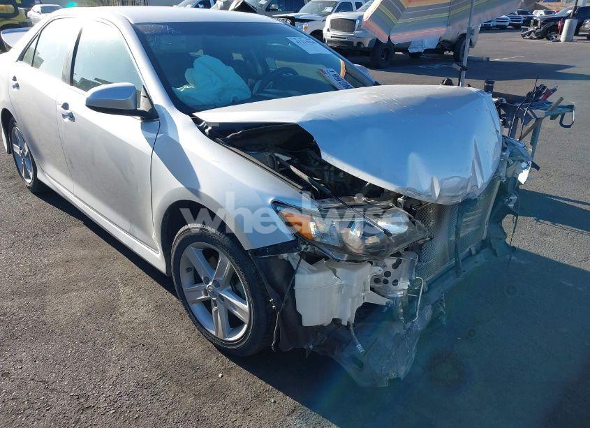 2014 Toyota Camry SE (VIN 4T1BF1FK0EU770751) main photo