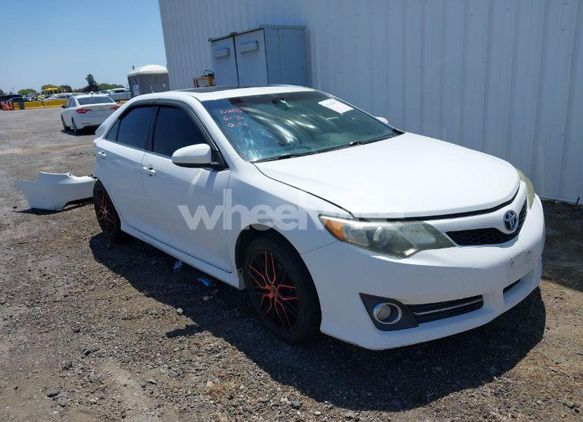 2014 Toyota Camry SE (VIN 4T1BF1FK0EU774511) main photo