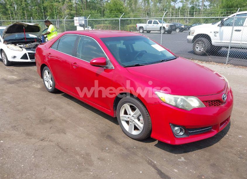 2014 Toyota Camry SE (VIN 4T1BF1FK0EU800394) main photo