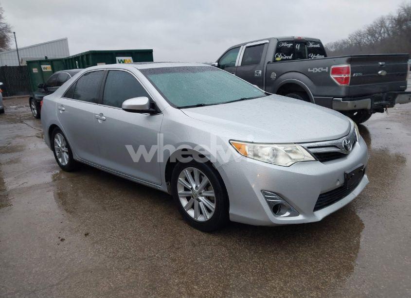 2014 Toyota Camry XLE (VIN 4T1BF1FK0EU803618) main photo