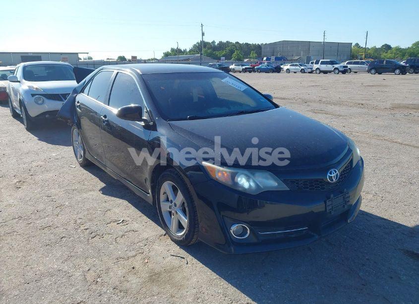 2014 Toyota Camry SE (VIN 4T1BF1FK0EU804056) main photo