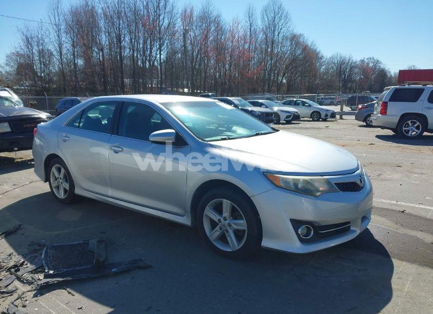 2014 Toyota Camry SE (VIN 4T1BF1FK0EU820578) main photo