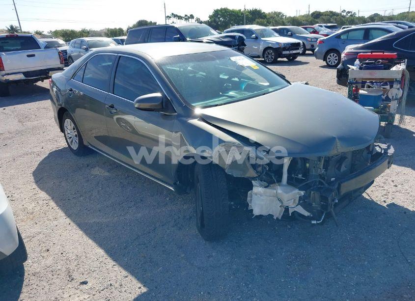 2014 Toyota Camry LE (VIN 4T1BF1FK0EU840622) main photo