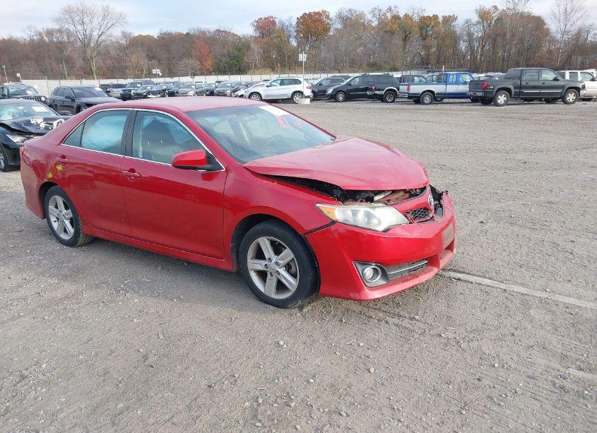 2014 Toyota Camry SE (VIN 4T1BF1FK0EU852768) main photo