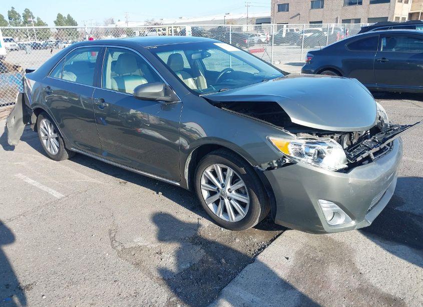 2014 Toyota Camry XLE (VIN 4T1BF1FK0EU867805) main photo