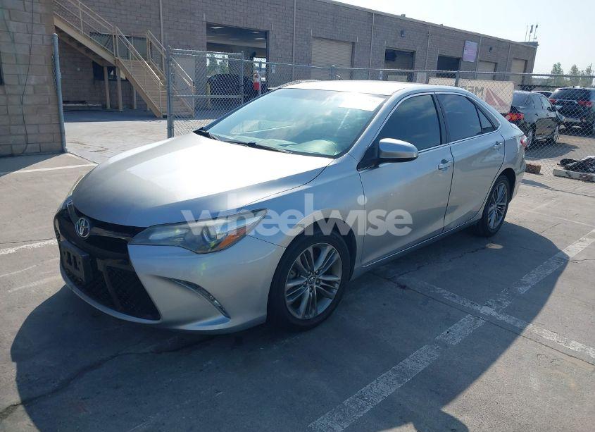 Photo 2 of 2015 Toyota Camry SE (VIN 4T1BF1FK0FU009638)