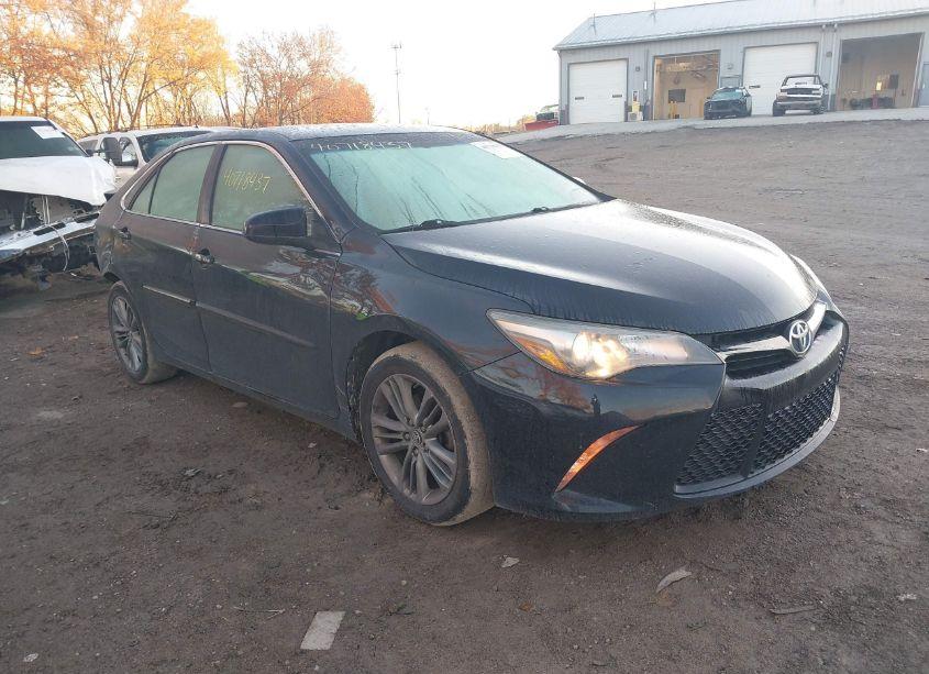 2015 Toyota Camry SE (VIN 4T1BF1FK0FU012698) main photo