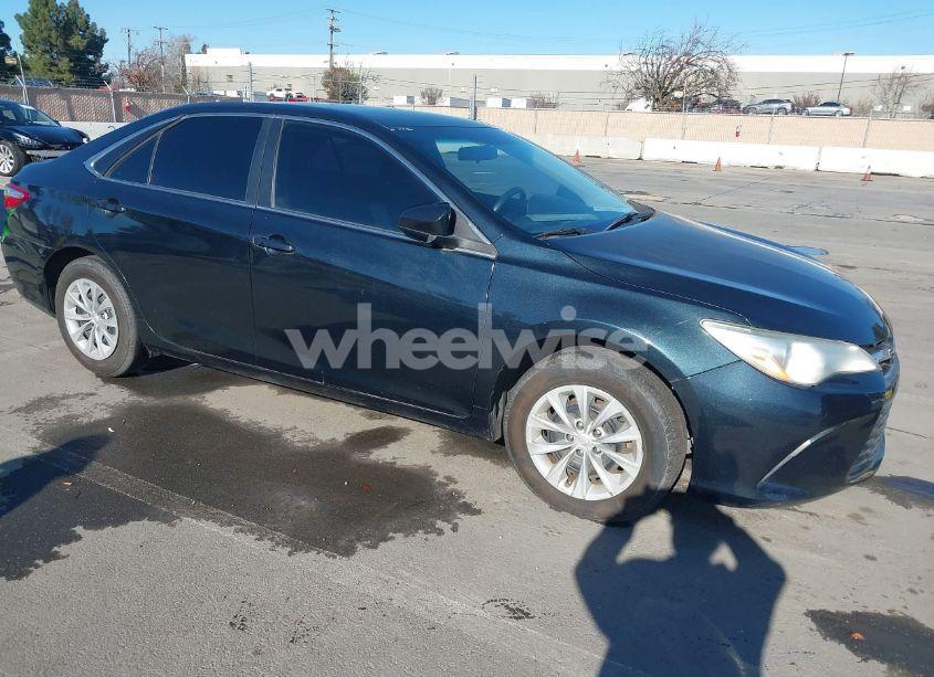 2015 Toyota Camry LE (VIN 4T1BF1FK0FU016198) main photo