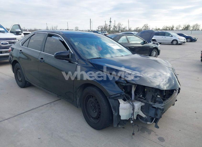 2015 Toyota Camry LE (VIN 4T1BF1FK0FU018937) main photo