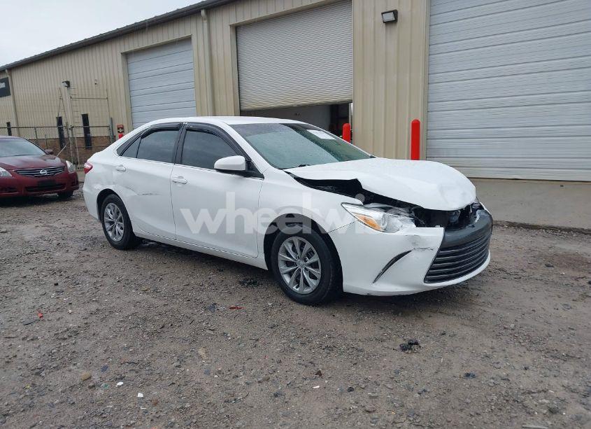 2015 Toyota Camry LE (VIN 4T1BF1FK0FU098160) main photo