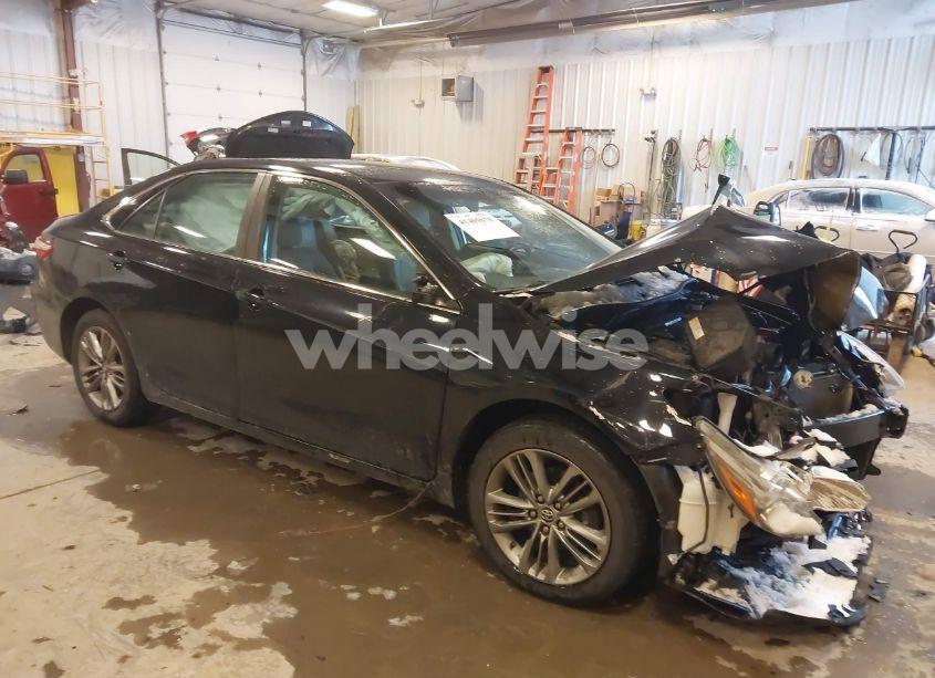 2015 Toyota Camry SE (VIN 4T1BF1FK0FU113921) main photo