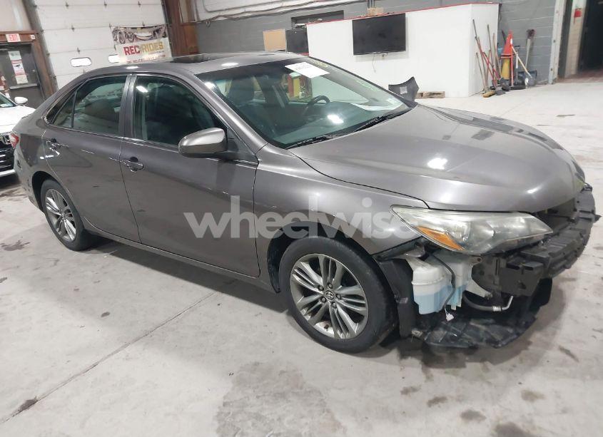 2015 Toyota Camry SE (VIN 4T1BF1FK0FU480589) main photo