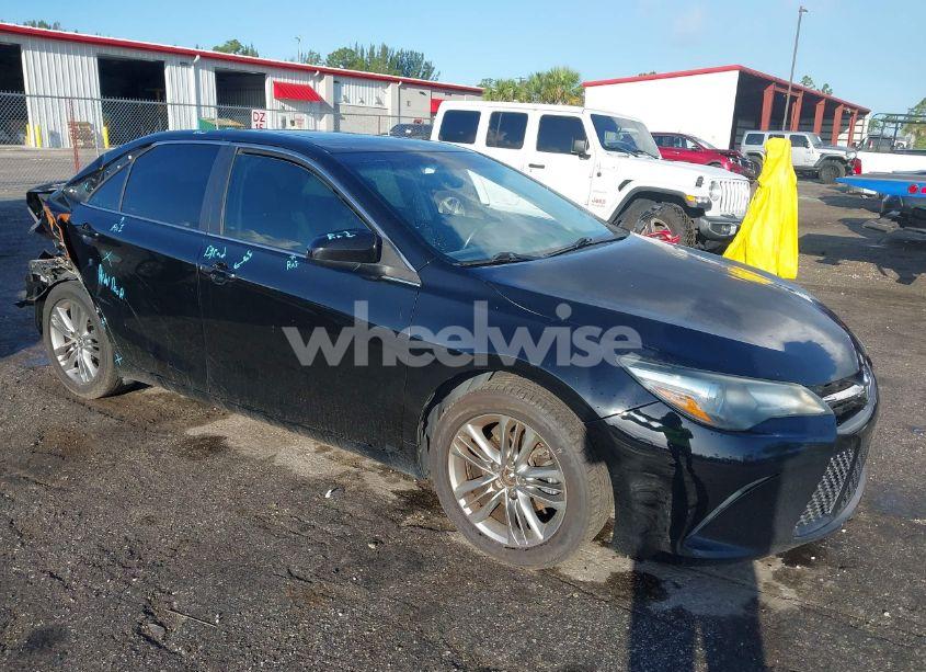 2015 Toyota Camry SE (VIN 4T1BF1FK0FU497246) main photo