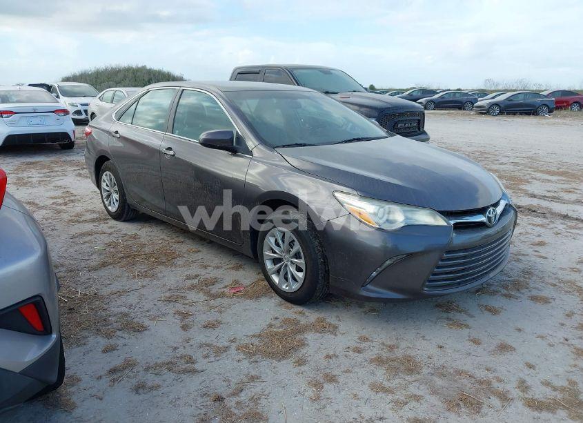 2015 Toyota Camry LE (VIN 4T1BF1FK0FU896433) main photo
