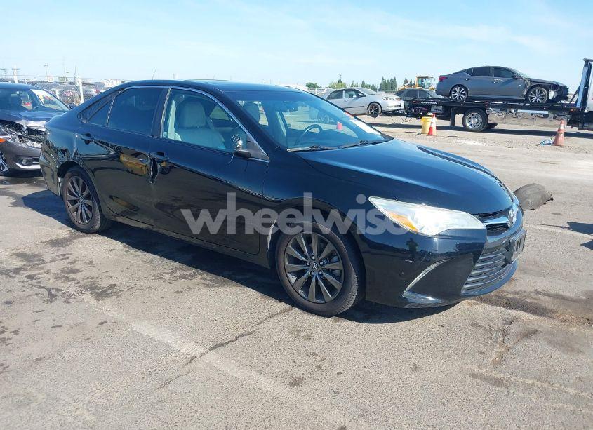 2015 Toyota Camry XLE (VIN 4T1BF1FK0FU907026) main photo