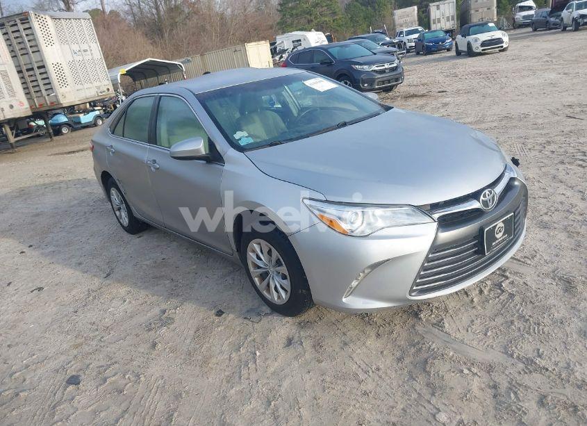 2015 Toyota Camry LE (VIN 4T1BF1FK0FU938969) main photo