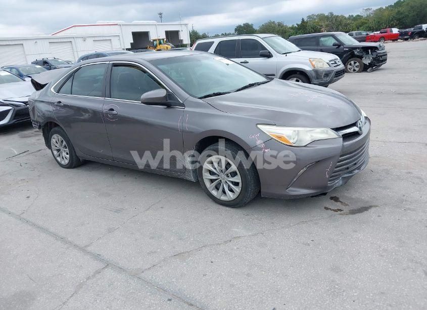 2016 Toyota Camry LE (VIN 4T1BF1FK0GU122958) main photo