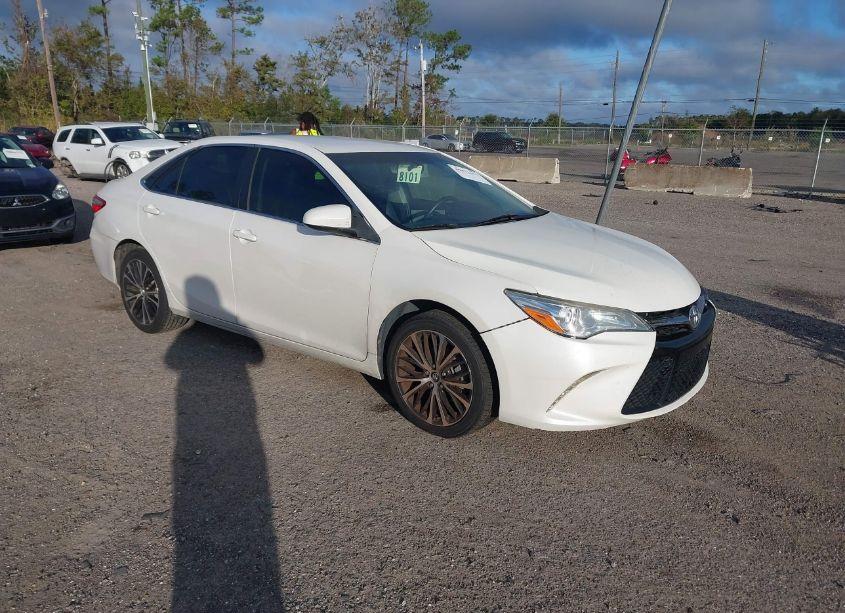 2016 Toyota Camry SE (VIN 4T1BF1FK0GU126881) main photo
