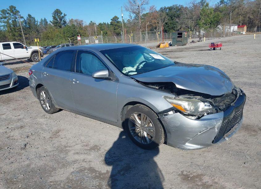 2016 Toyota Camry SE (VIN 4T1BF1FK0GU142675) main photo