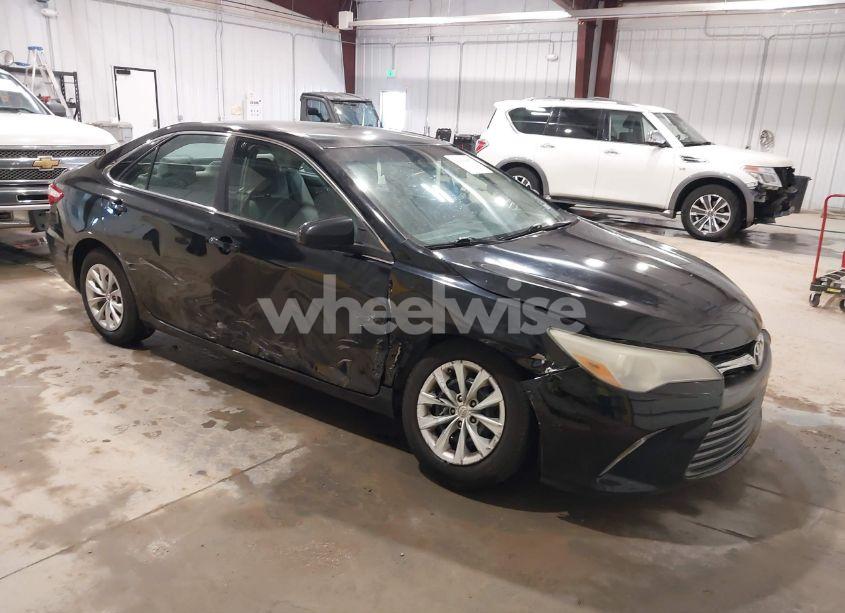 2016 Toyota Camry LE (VIN 4T1BF1FK0GU154650) main photo