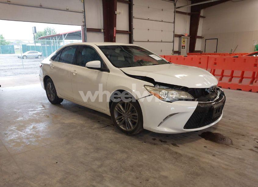 2016 Toyota Camry SE (VIN 4T1BF1FK0GU245174) main photo