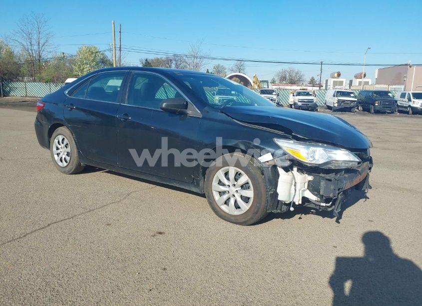 2016 Toyota Camry LE (VIN 4T1BF1FK0GU246471) main photo