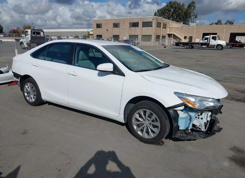 2016 Toyota Camry LE (VIN 4T1BF1FK0GU601249) main photo