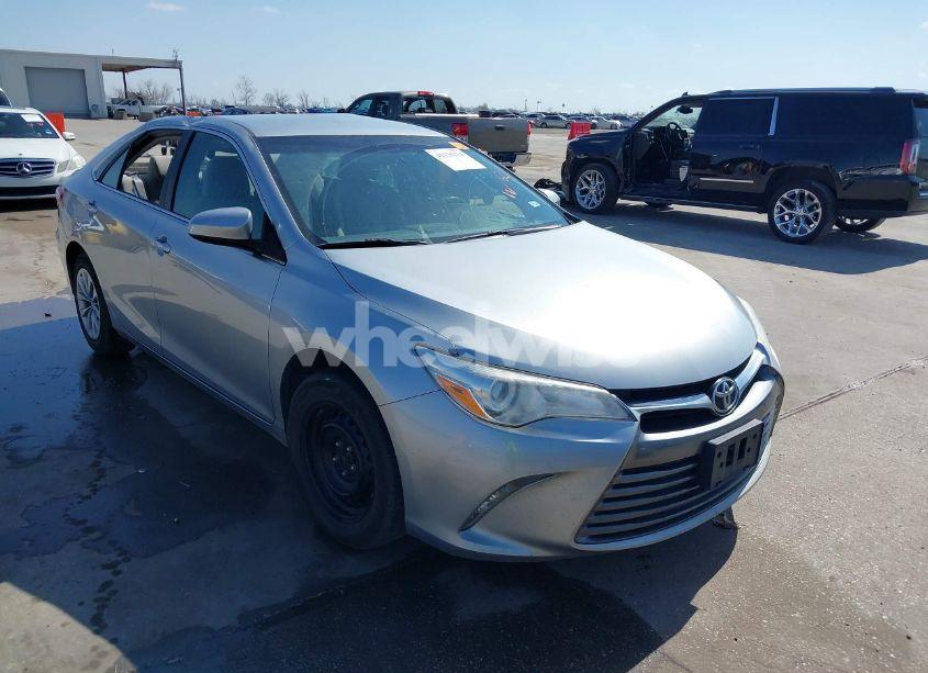 2017 Toyota Camry LE (VIN 4T1BF1FK0HU391480) main photo