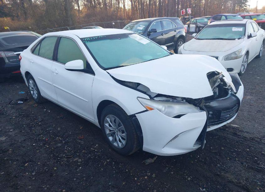 2017 Toyota Camry LE (VIN 4T1BF1FK0HU443769) main photo