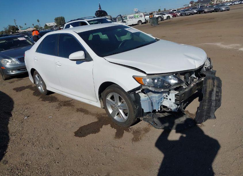 2014 Toyota Camry SE (VIN 4T1BF1FK1EU338041) main photo