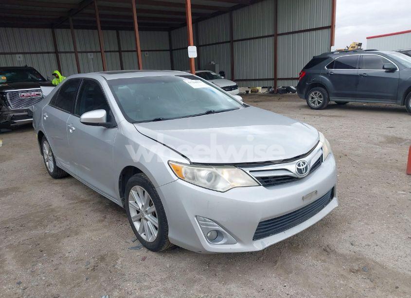 2014 Toyota Camry XLE (VIN 4T1BF1FK1EU357642) main photo