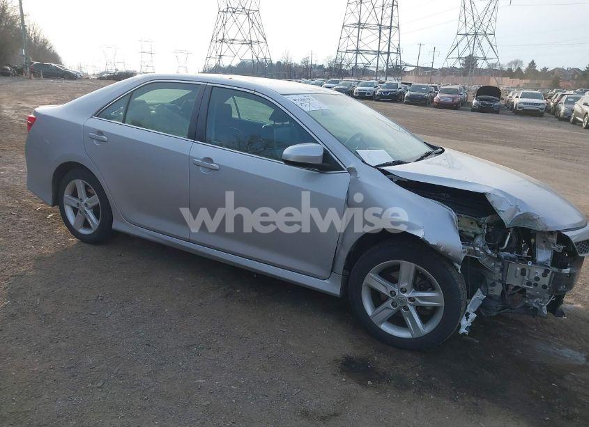 2014 Toyota Camry SE (VIN 4T1BF1FK1EU379706) main photo