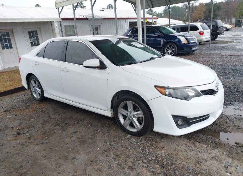 2014 Toyota Camry SE (VIN 4T1BF1FK1EU383044) main photo