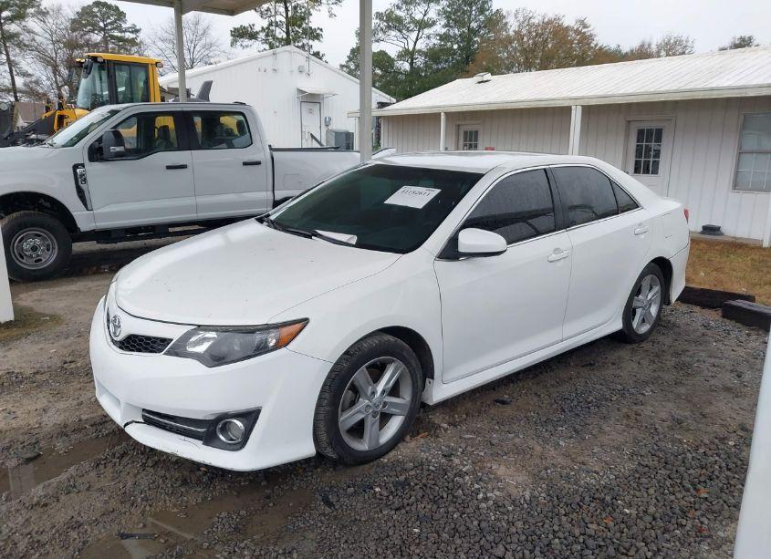 Photo 2 of 2014 Toyota Camry SE (VIN 4T1BF1FK1EU383044)