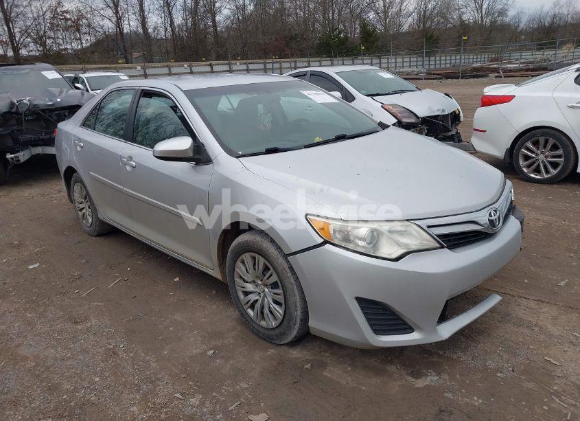 2014 Toyota Camry LE (VIN 4T1BF1FK1EU401820) main photo
