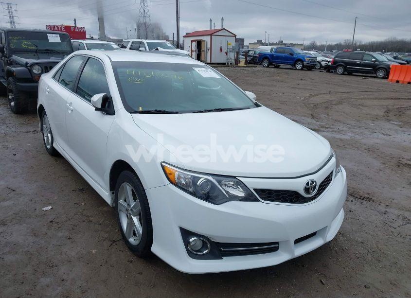 2014 Toyota Camry SE (VIN 4T1BF1FK1EU411599) main photo