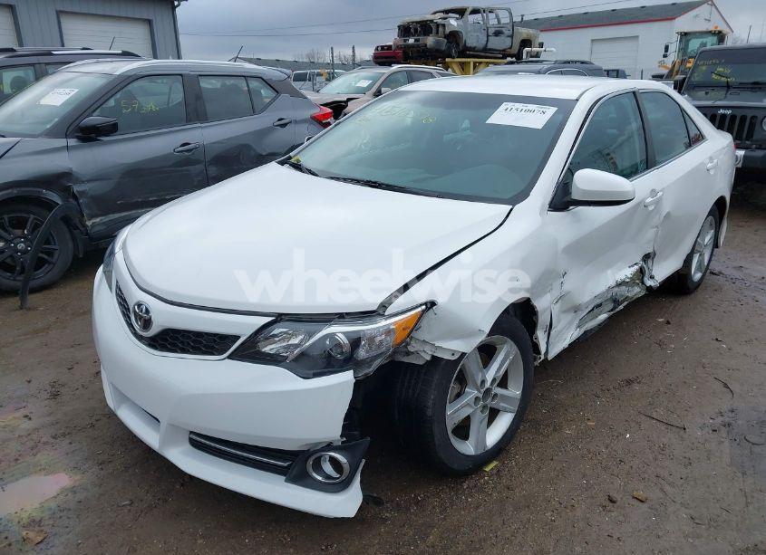 Photo 2 of 2014 Toyota Camry SE (VIN 4T1BF1FK1EU411599)