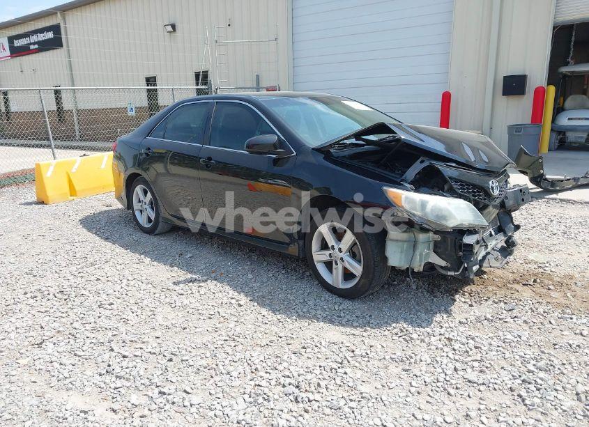 2014 Toyota Camry SE (VIN 4T1BF1FK1EU424661) main photo