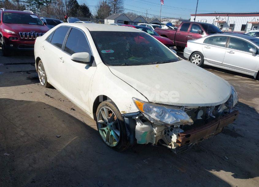 2014 Toyota Camry LE (VIN 4T1BF1FK1EU430881) main photo
