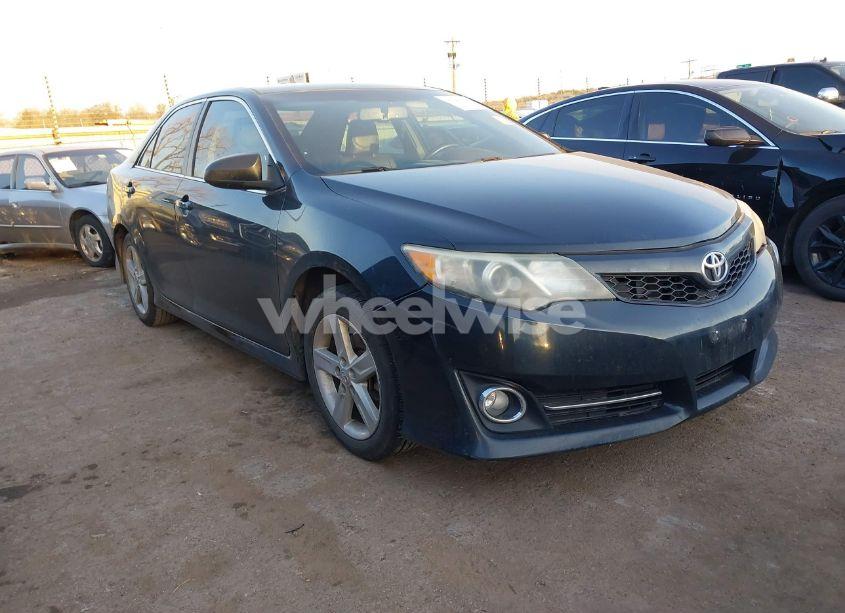 2014 Toyota Camry SE (VIN 4T1BF1FK1EU473021) main photo