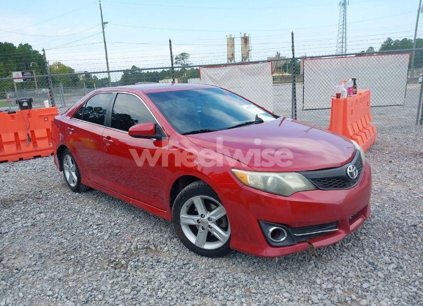 2014 Toyota Camry SE (VIN 4T1BF1FK1EU751898) main photo