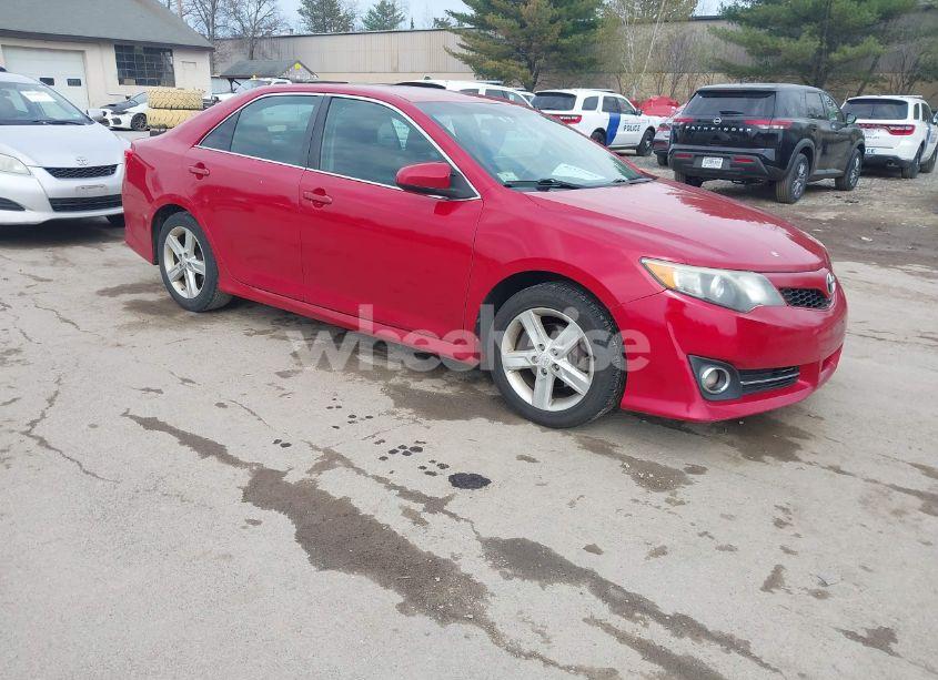 2014 Toyota Camry SE (VIN 4T1BF1FK1EU758494) main photo
