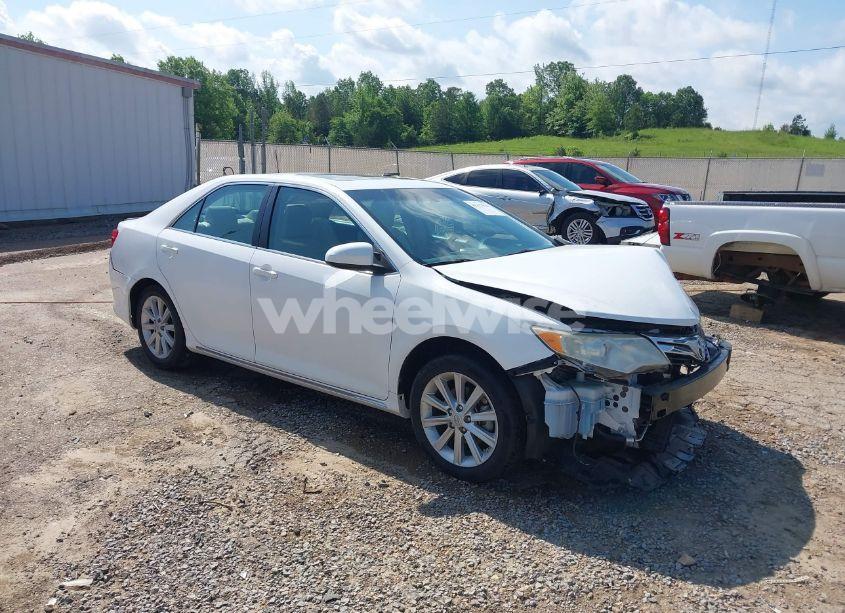2014 Toyota Camry XLE (VIN 4T1BF1FK1EU806205) main photo
